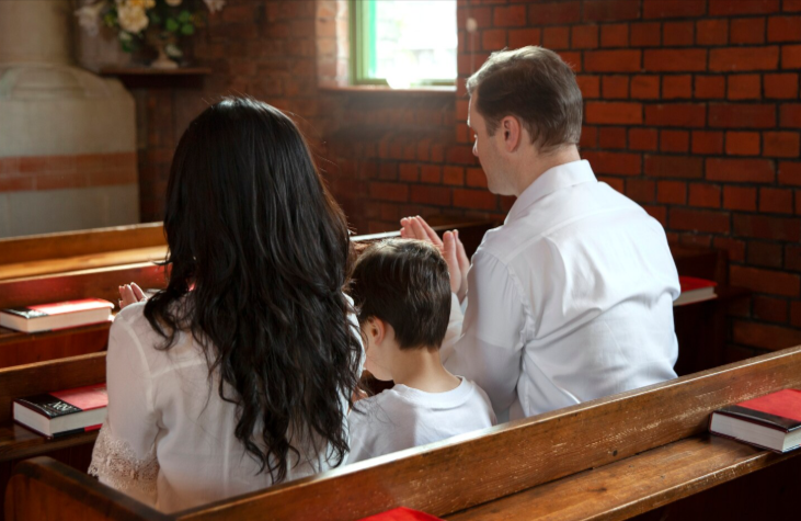 Família cristã rezando na igreja. Foto: freepik