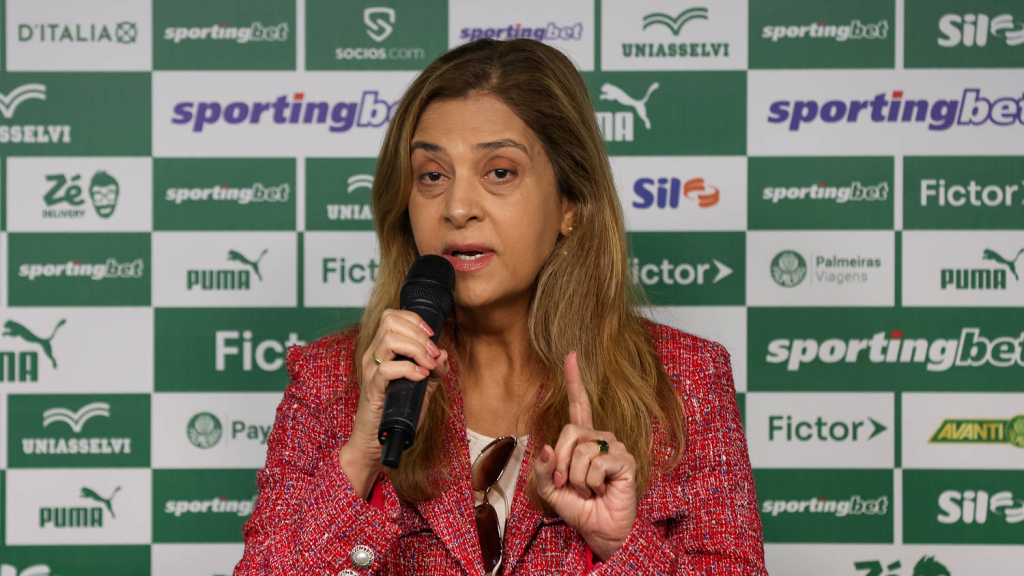 A presidente Leila Pereira, da SE Palmeiras, apresenta o mais novo atleta do clube Khellven, na A...