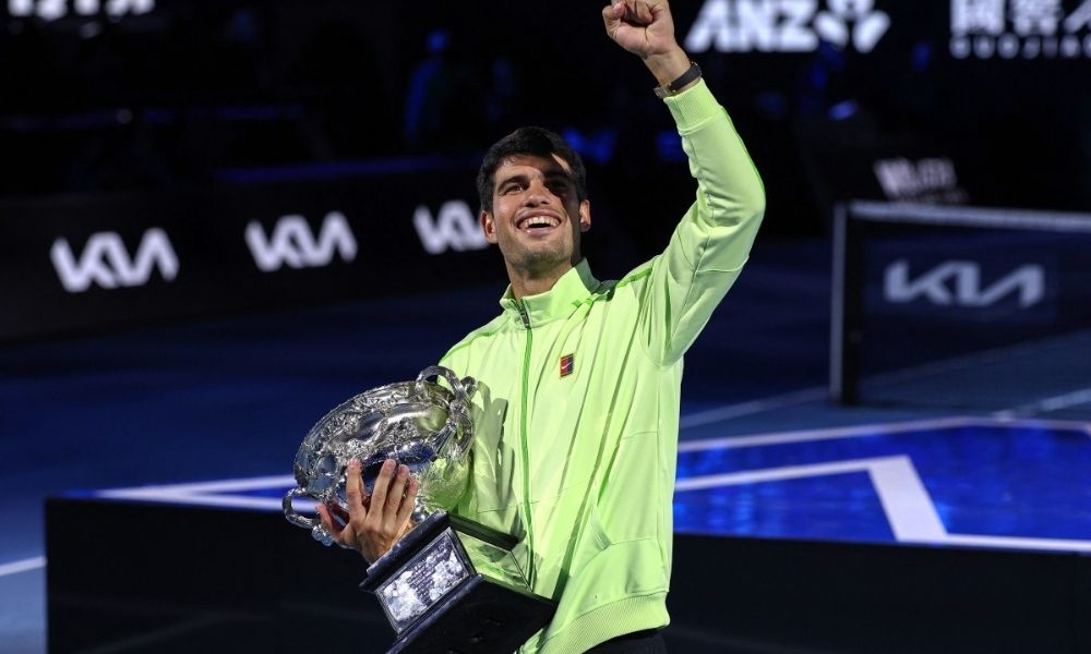 Espanhol Carlos Alcaraz comemora com o troféu após vencer o sérvio Novak Djokovic na final de ...
