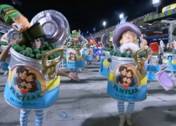 FamÃ­lias conservadoras foram colocadas dentro de latas de conserva durante desfile de escola d...