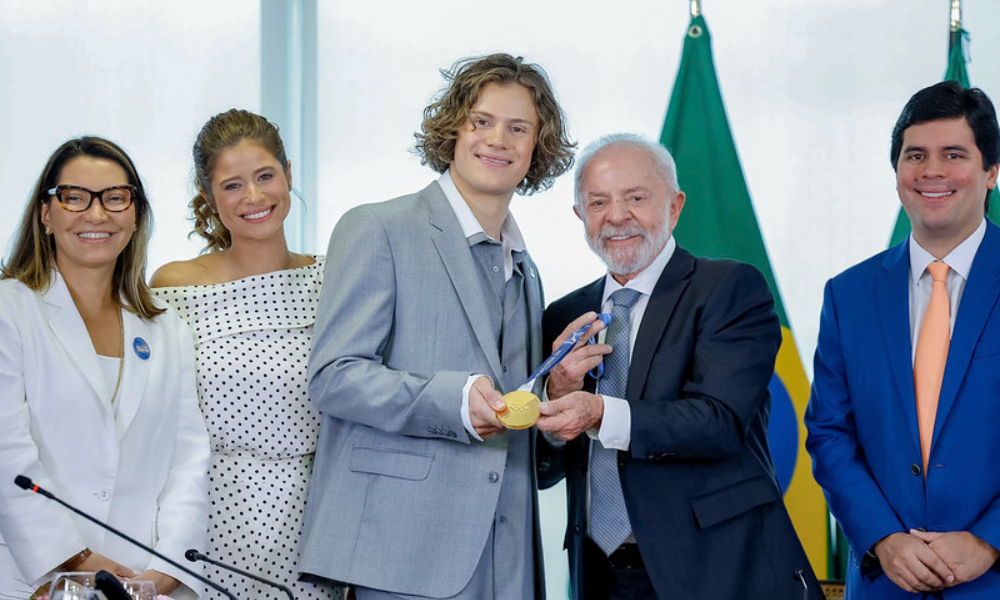 Presidente Lula durante encontro com o atleta medalhista de ouro nos Jogos Olímpicos de Inverno ...