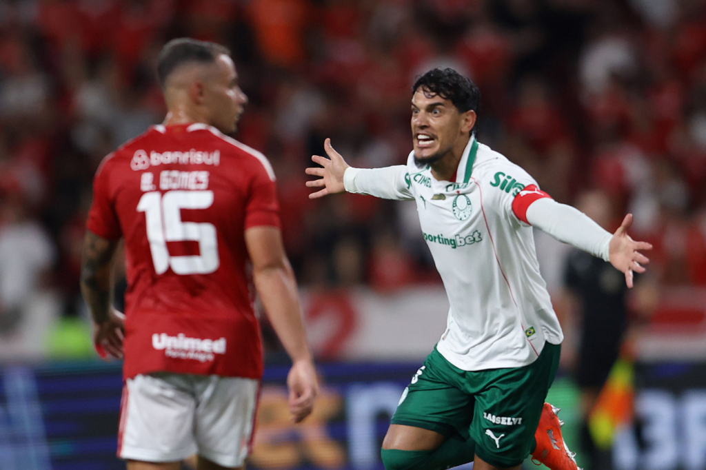 Com cobrança de Andreas Pereira, Gustavo Gómez cabeceou e abriu o placar para o Palmeiras