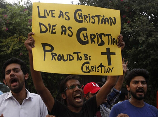 CristÃ£o segurando cartaz onde estÃ¡ escrito: "Viva como cristÃ£o. Morra como cristÃ£o. O...