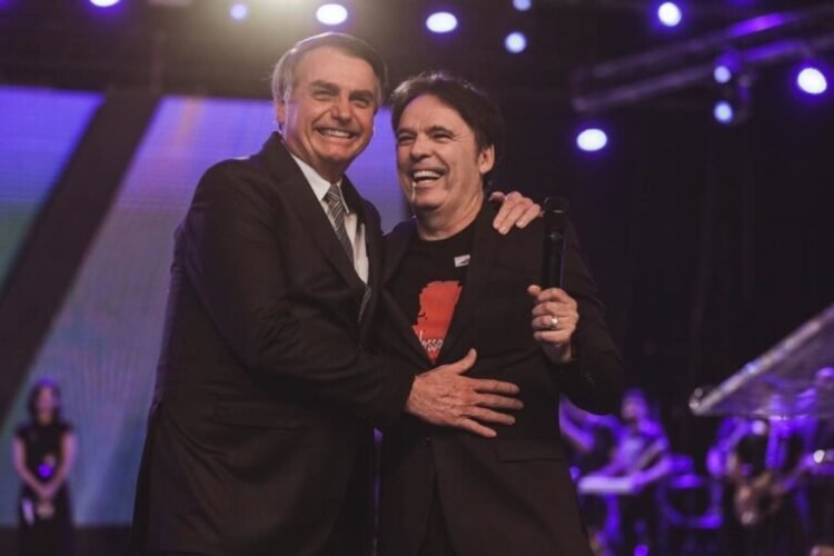Presidente Jair Bolsonaro abraça o bispo Robson Rodovalho (Foto: Arquivo Pessoal)