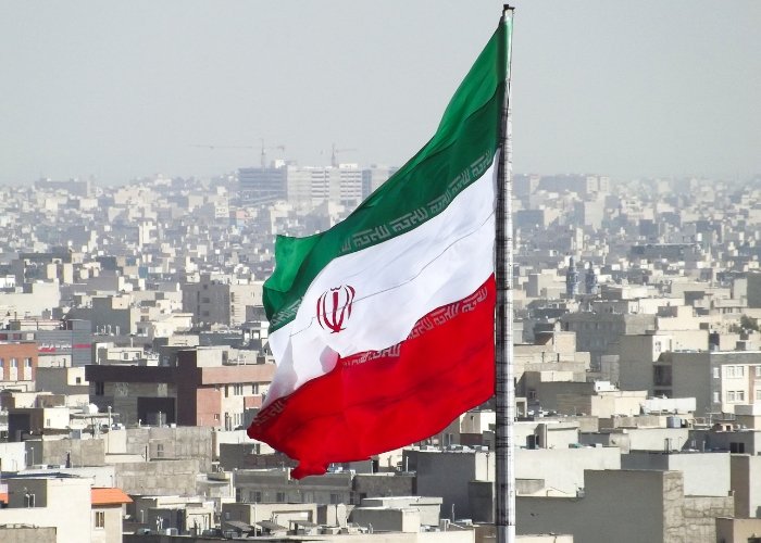 Bandeira do IrÃ£ sobre a capital TeerÃ£ (Foto: Canva Pro)